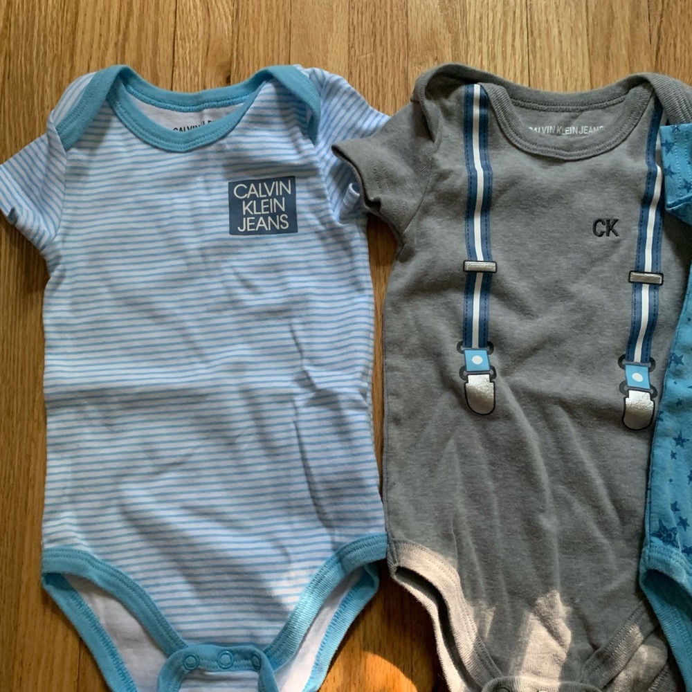 Calvin Klein Jeans 4 Pack Onesies - Picture 2 of 7